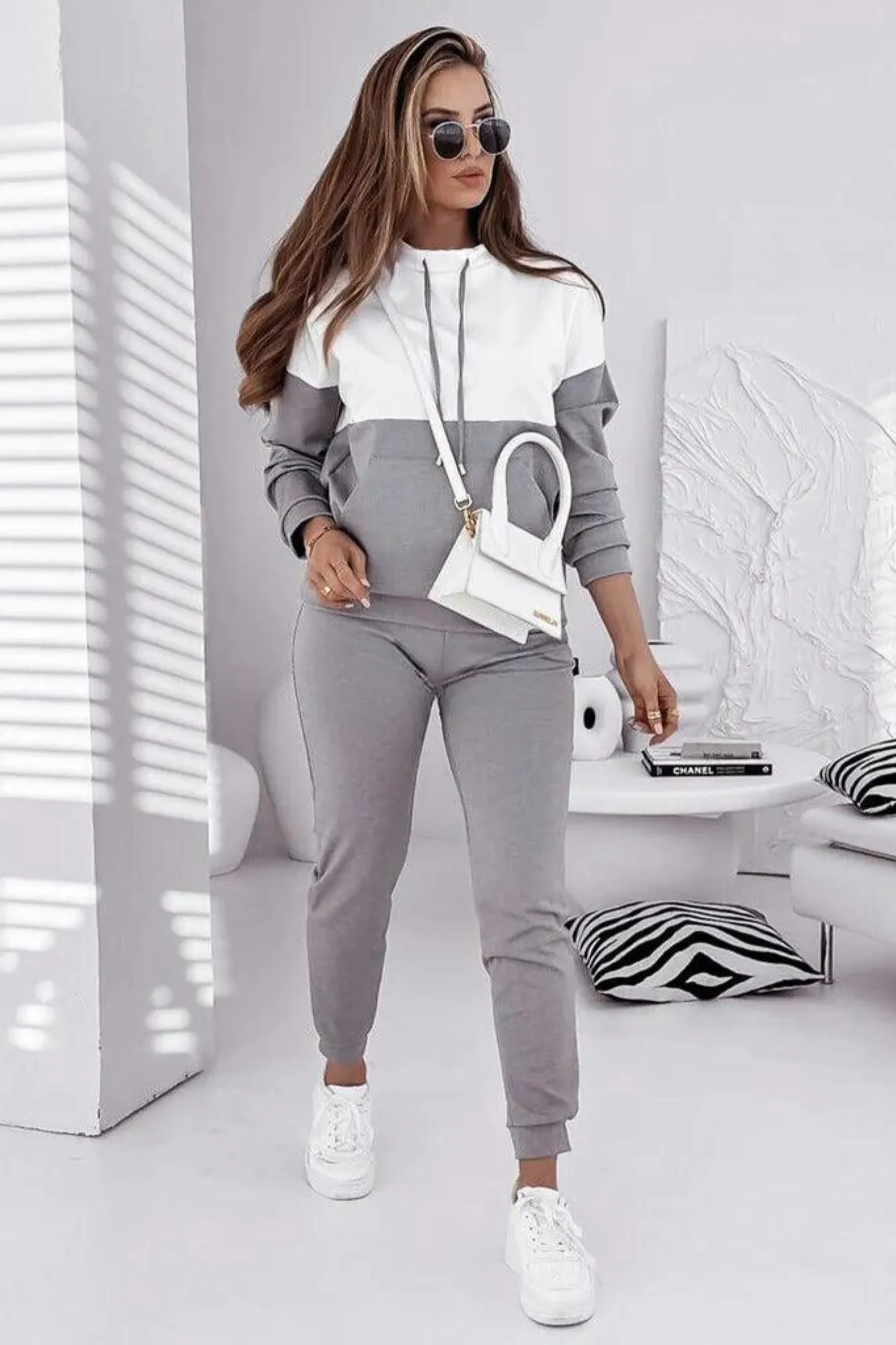 Completo casual sportivo bicolore bianco grigio felpa con tasca a marsupio e pantaloni con coulisse