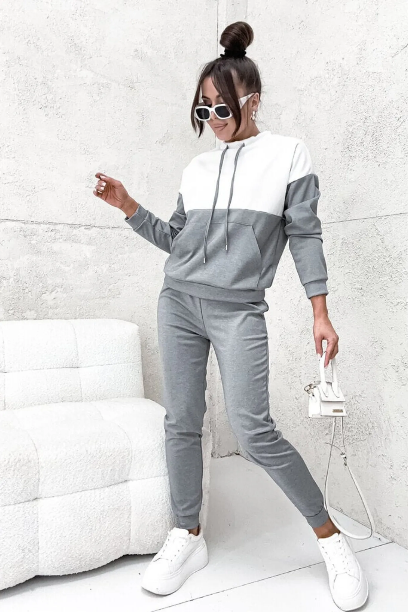 Completo casual sportivo bicolore bianco grigio felpa con tasca a marsupio e pantaloni con coulisse