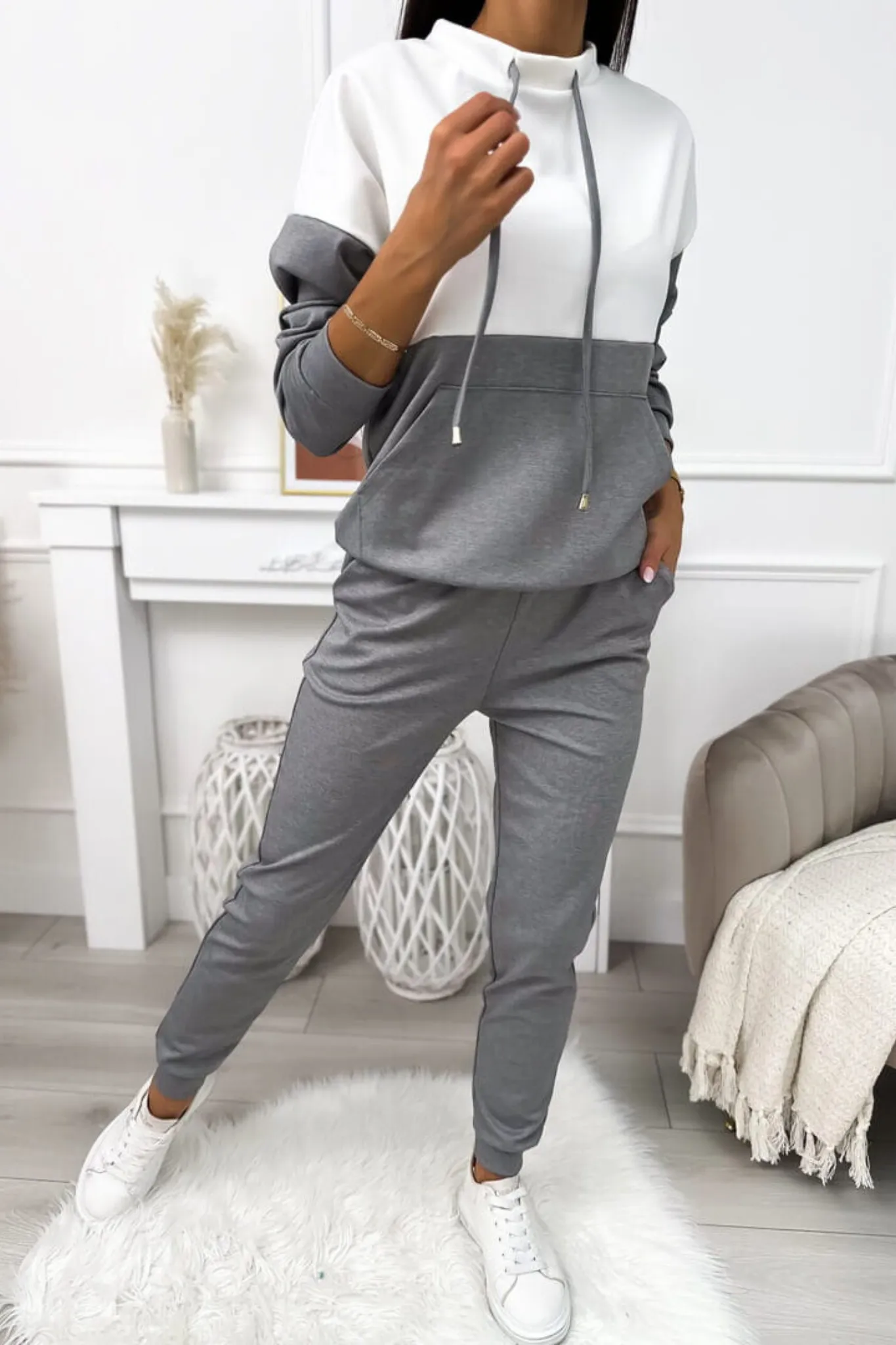 Completo casual sportivo bicolore bianco grigio felpa con tasca a marsupio e pantaloni con coulisse