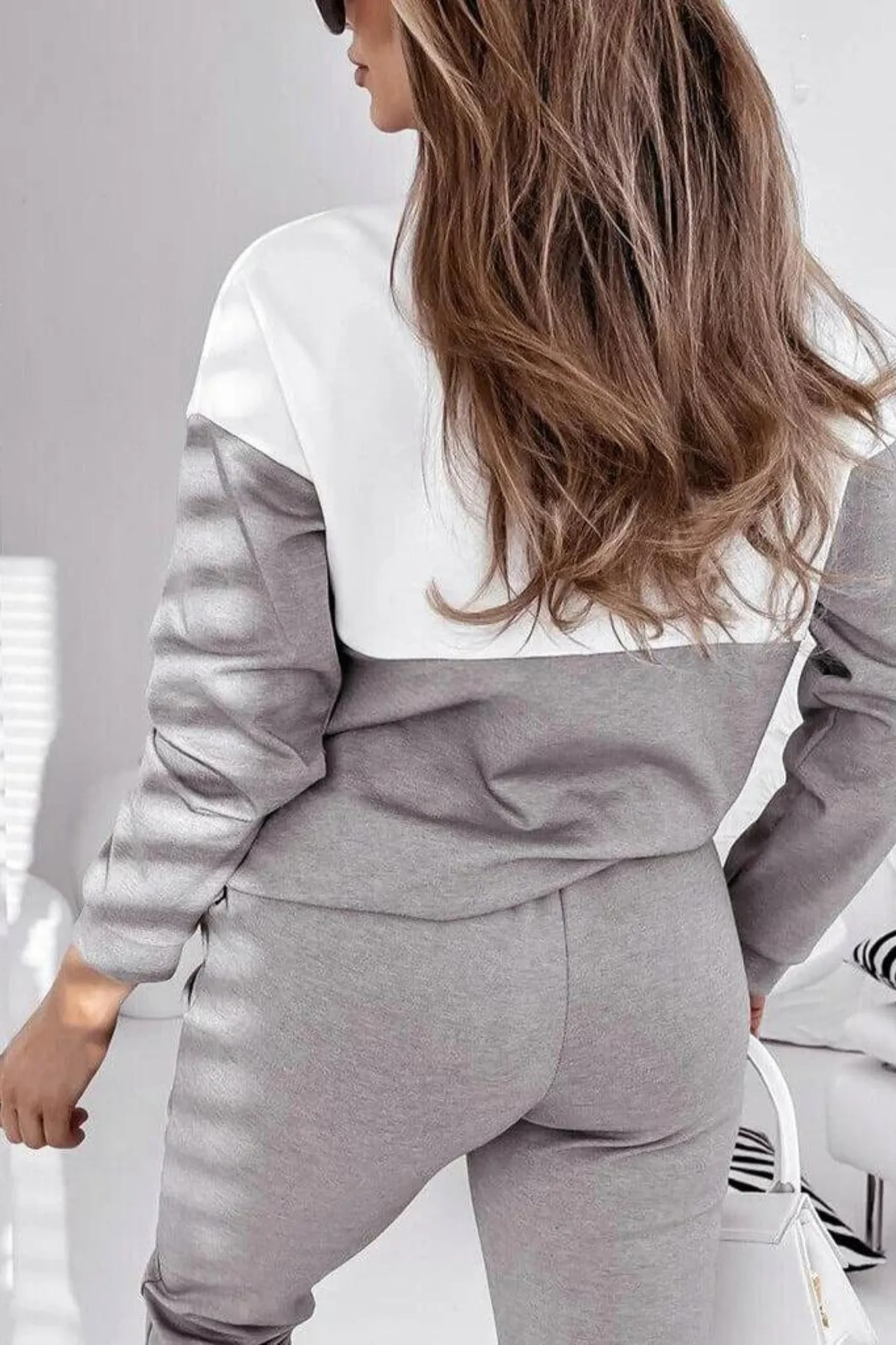 Completo casual sportivo bicolore bianco grigio felpa con tasca a marsupio e pantaloni con coulisse