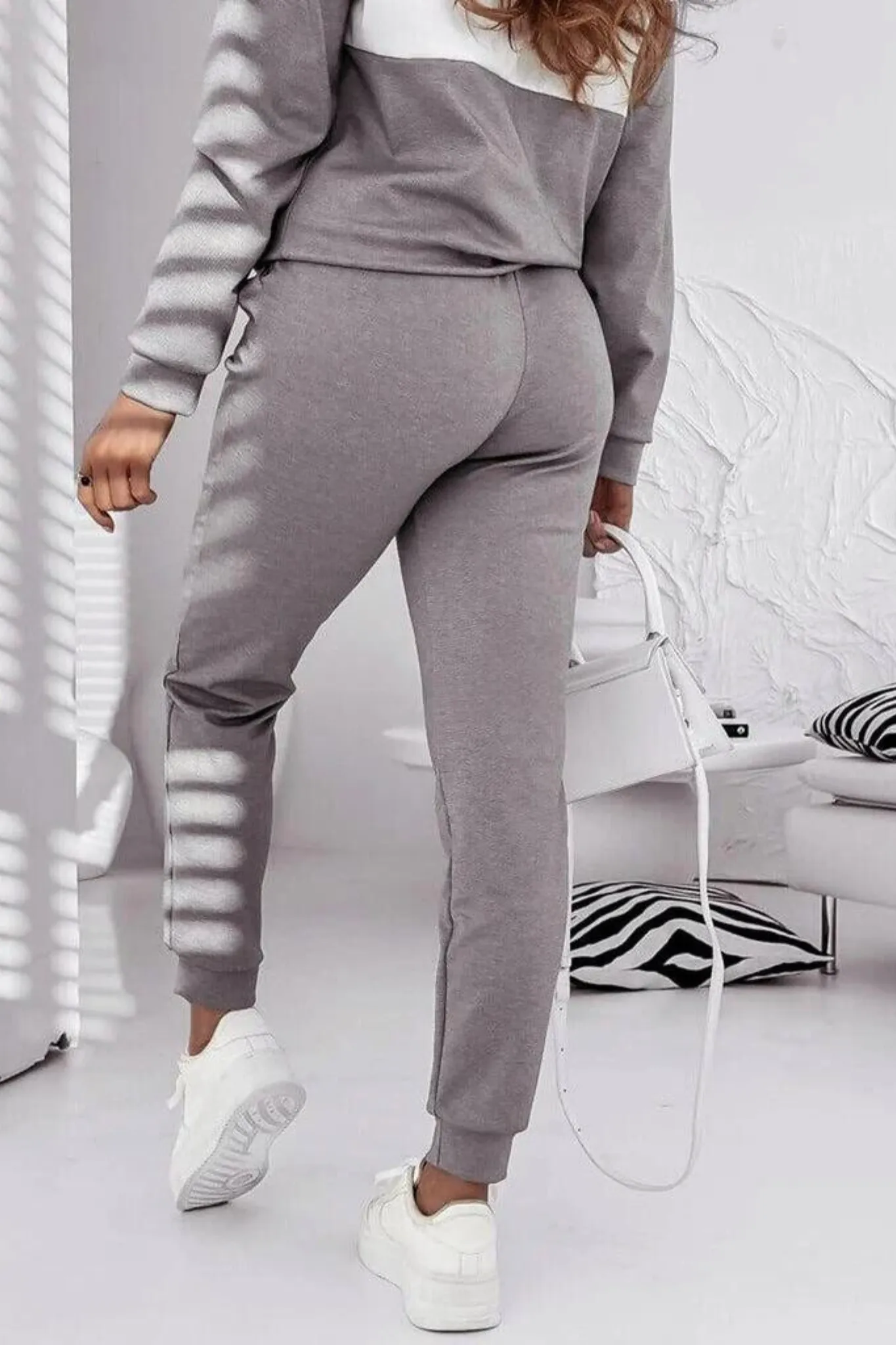 Completo casual sportivo bicolore bianco grigio felpa con tasca a marsupio e pantaloni con coulisse