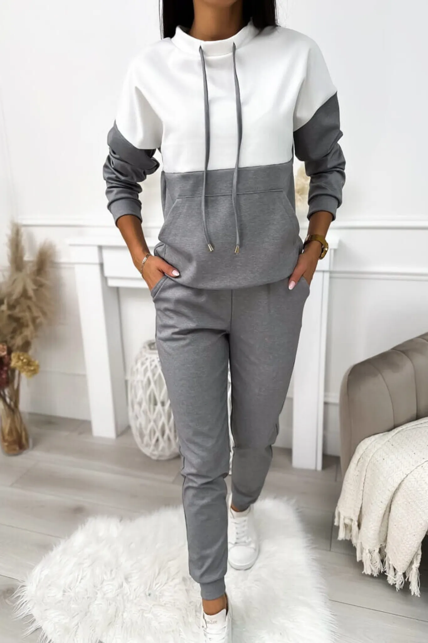 Completo casual sportivo bicolore bianco grigio felpa con tasca a marsupio e pantaloni con coulisse