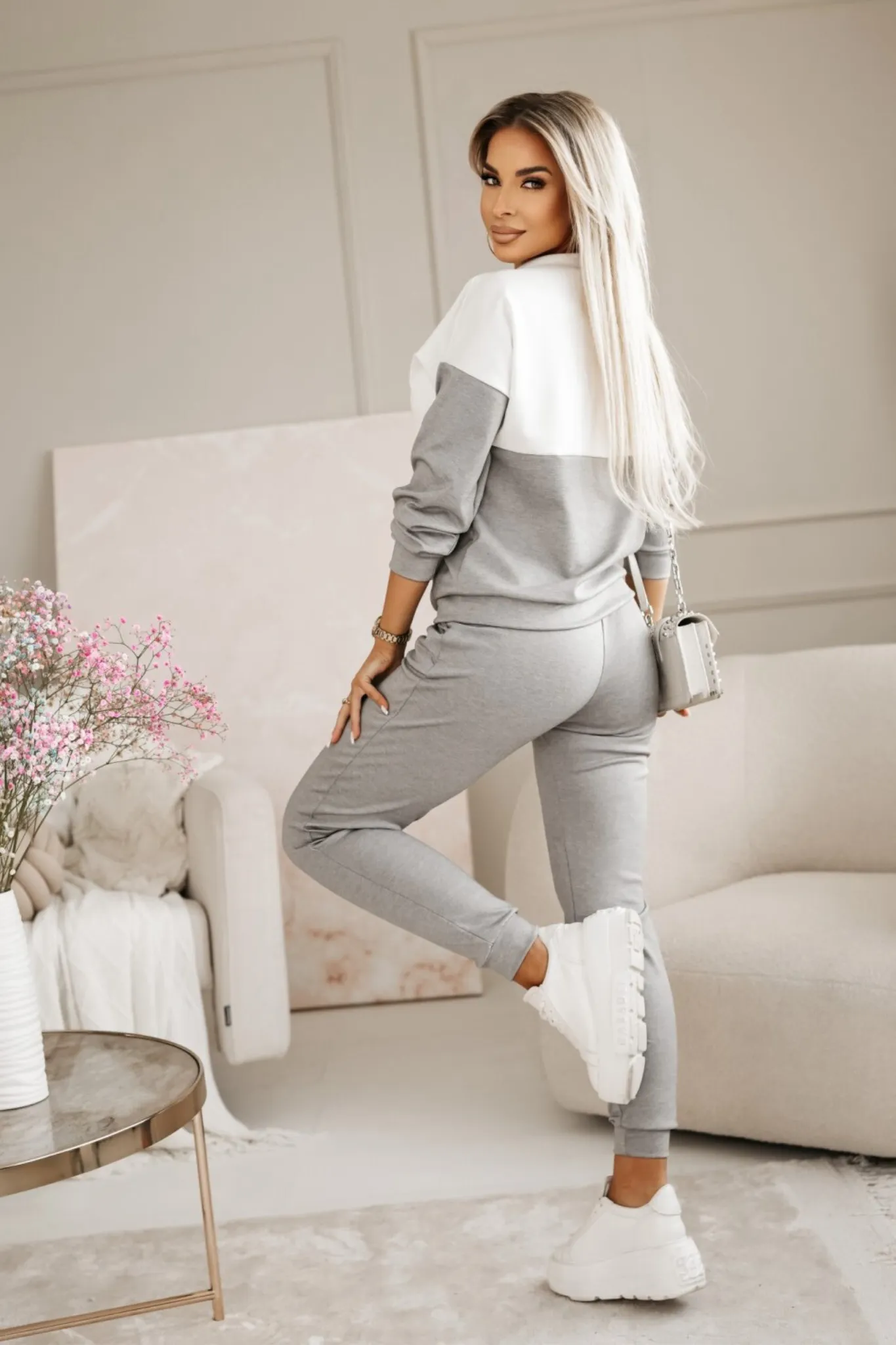 Completo casual sportivo bicolore bianco grigio felpa con tasca a marsupio e pantaloni con coulisse