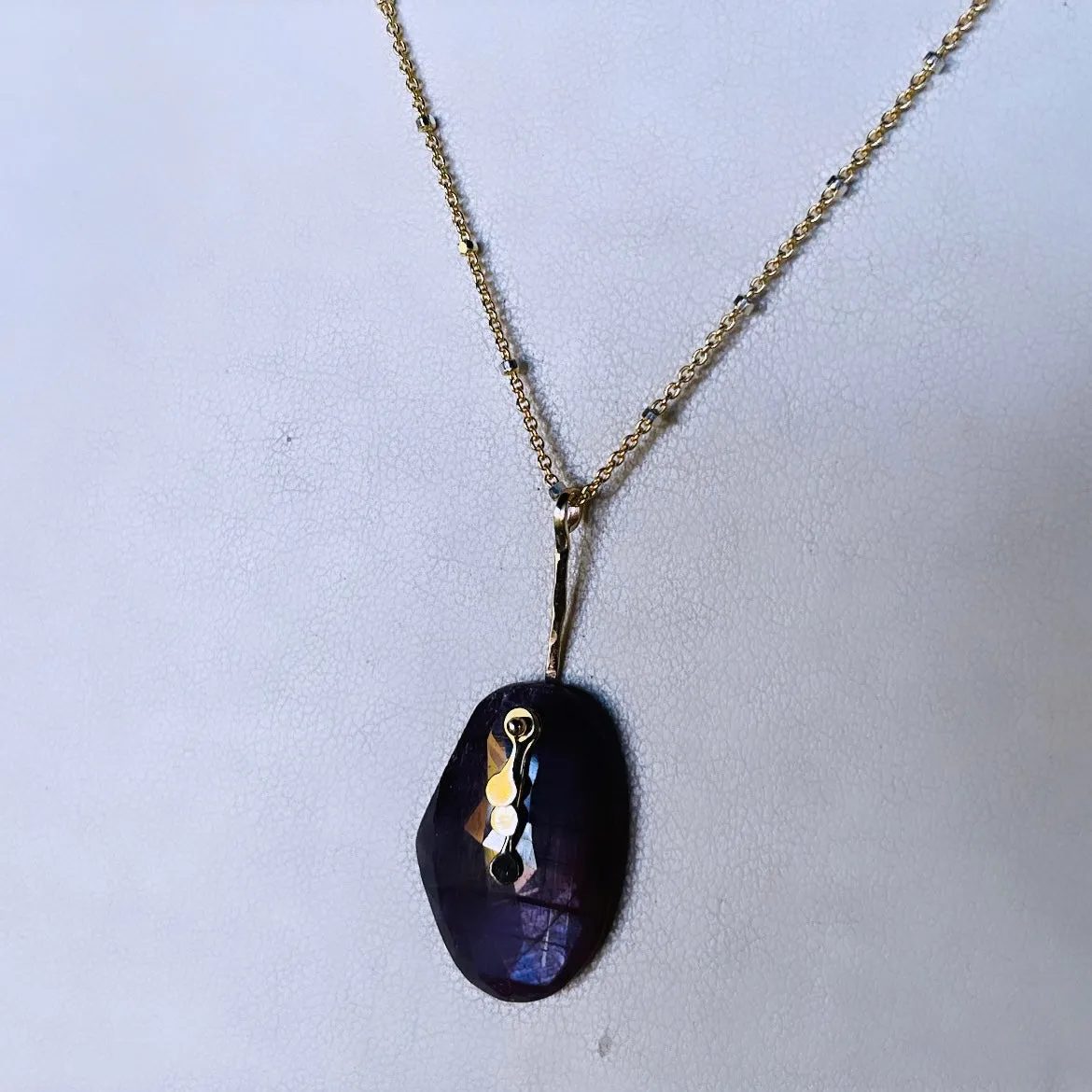 Pendulum dots freeform plum sapphire necklace 